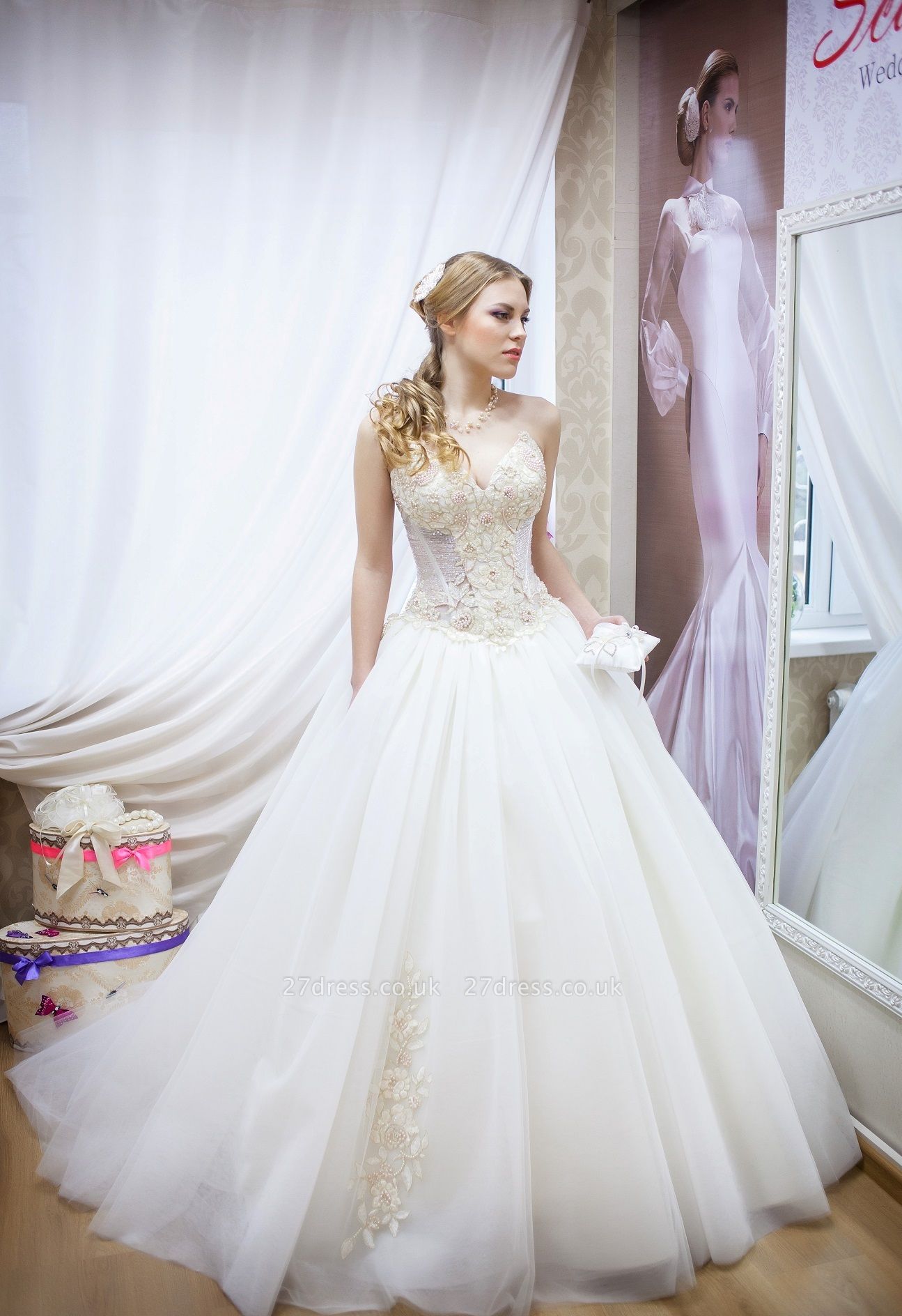Elegant Sweetheart Sleeveless Tulle Wedding Dress With Beadss