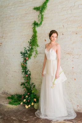 Elegant Spaghetti Strap Wedding Dress A-line Lace Sleeveless_1